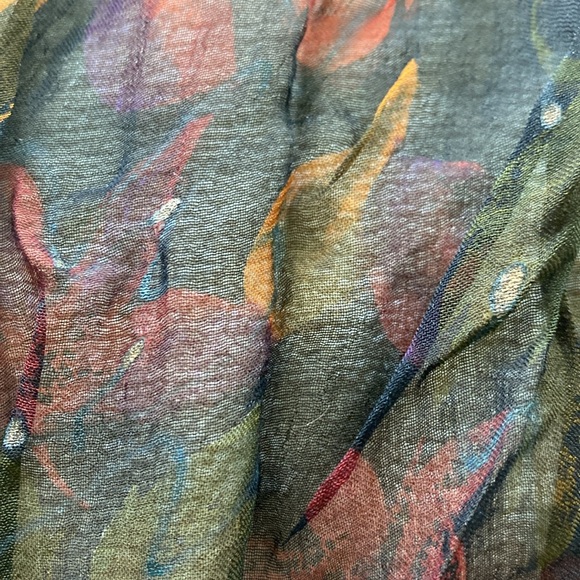 Nine silk scarves. Some never worn and some lightly loved. - Picture 11 of 16